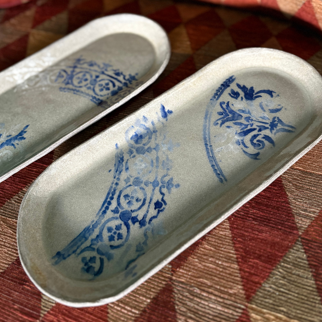 Oblong BARCELONA platter with damask motif