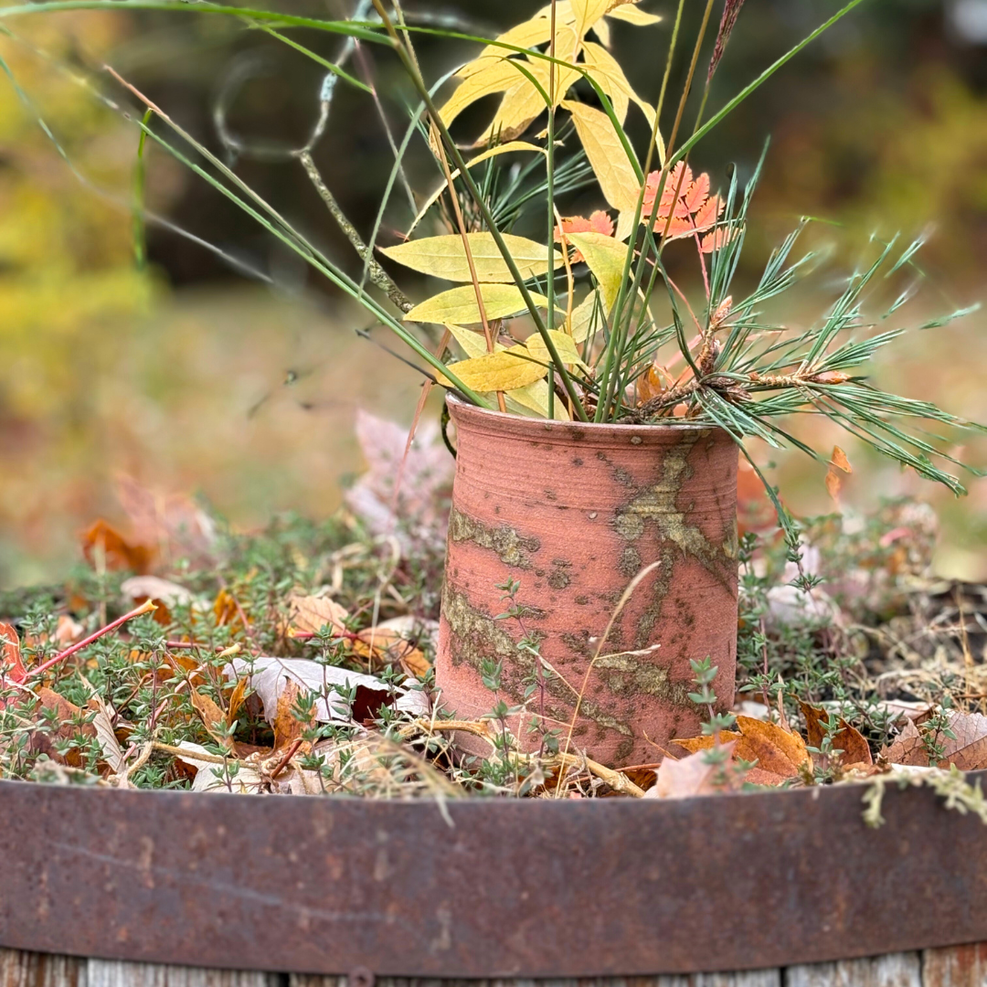 Sandy red vase with Japanese-inspired motif