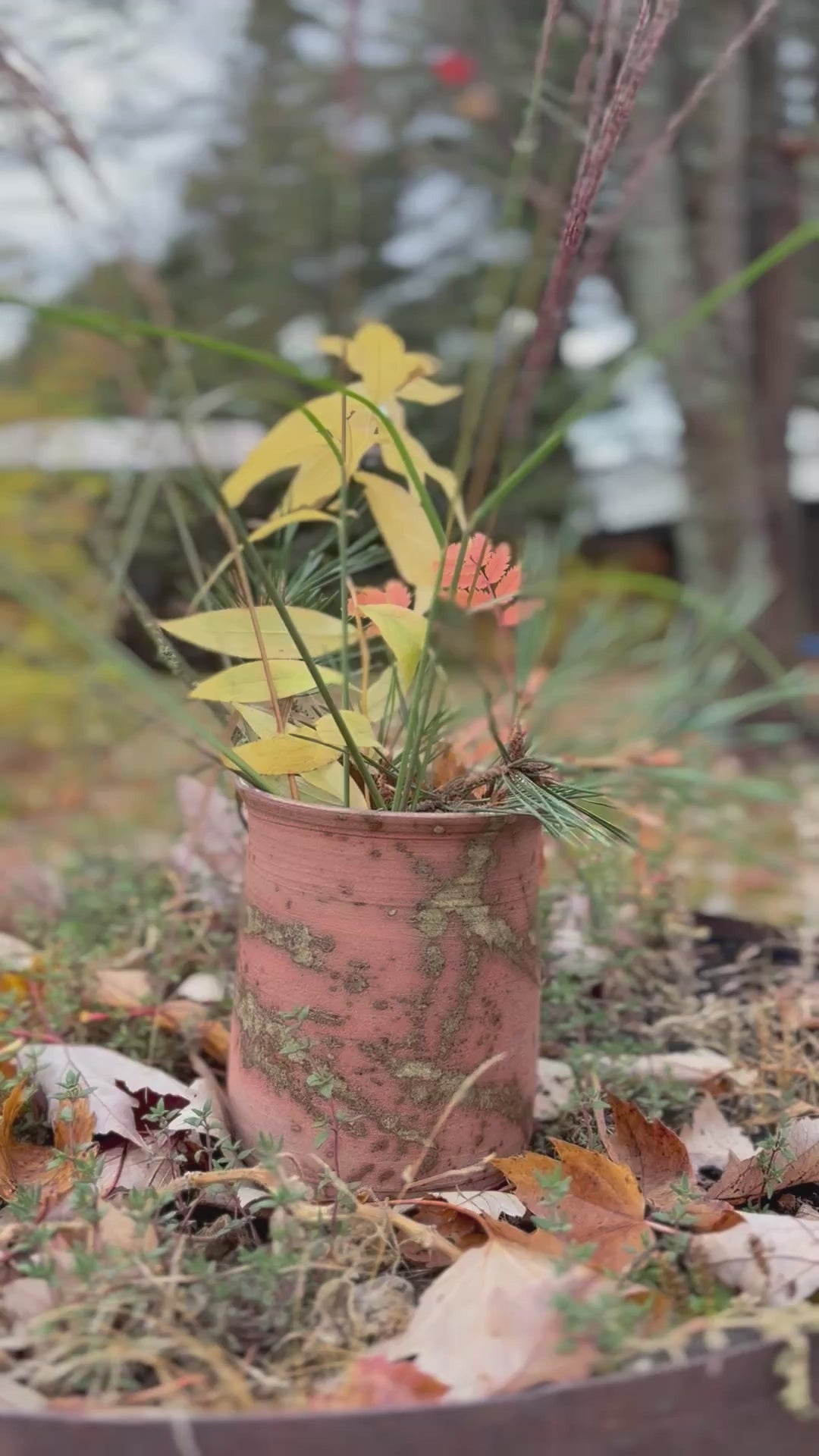 Sandy red vase with Japanese-inspired motif